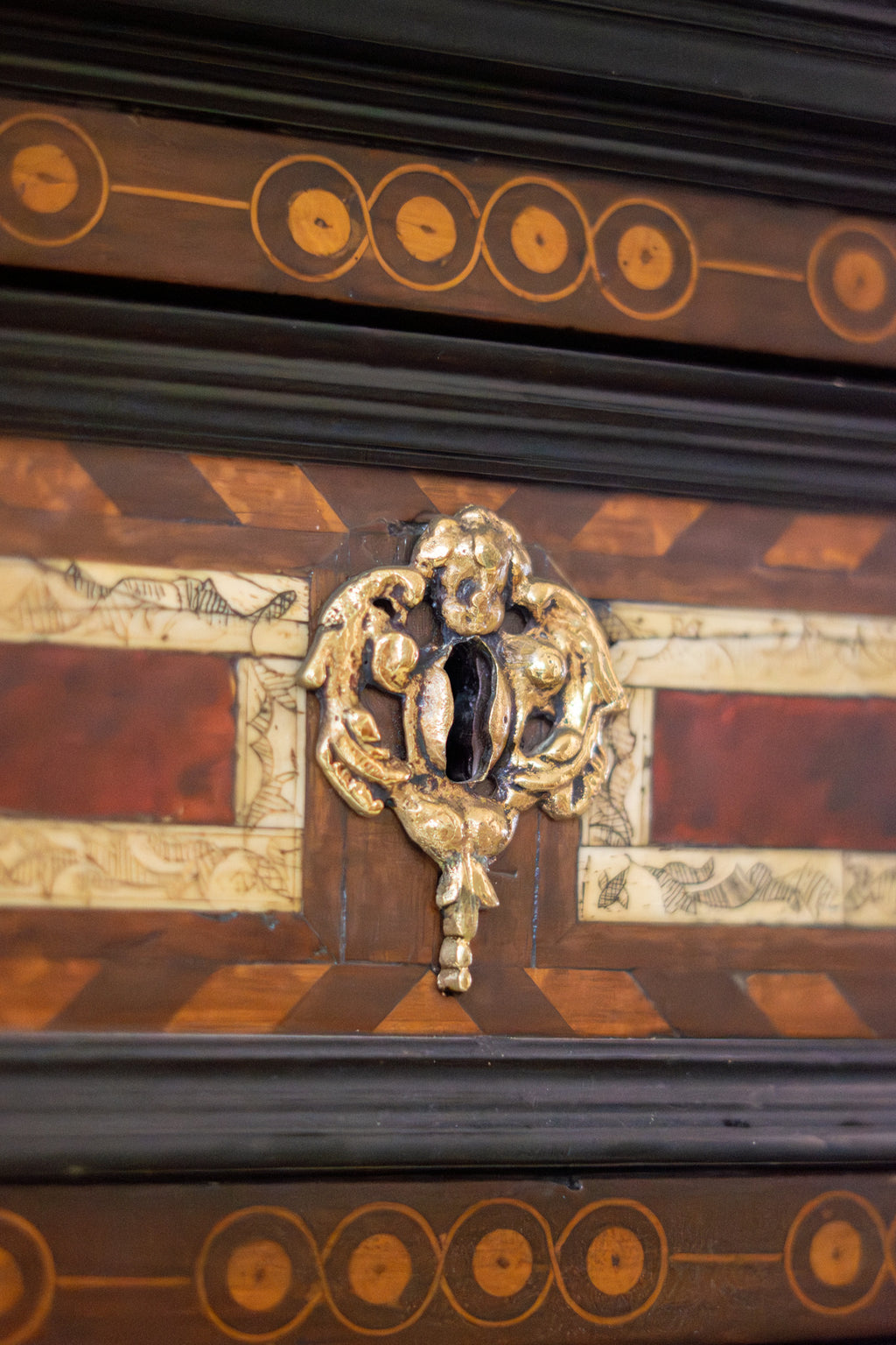 Bargueño Español en Carey, Hueso y Madera – S.XVII